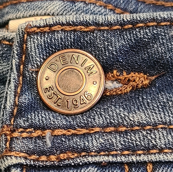 Est. 1948 denim jeans frayed bottoms. Woman's size 16. Blue like New - Picture 3 of 9